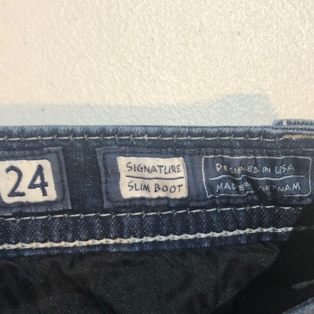 New Miss Me 33.5” Slim Boot With Pearl Flap Jeans - Picture 9 of 10
